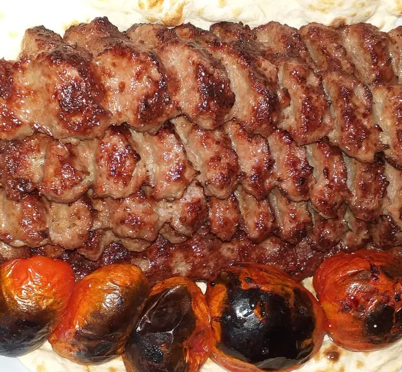 کباب کوبیده لذیذ و تازه جگرکی نمونه، همراه با گوجه‌های کبابی آبدار و نان داغ، انتخابی عالی برای وعده غذایی شما.