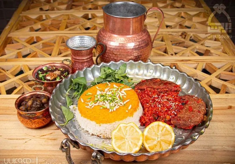 مجموعه غذای ایرانی رستوران برکت شامل ته چین، کباب تابه ای و خورشت در ظروف سنتی مسی، آماده برای تجربه‌ای دلنشین و اصیل.