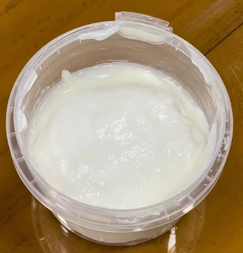 ماست خامه‌ای و رژیمی رستوران برکت در ظرف شفاف، انتخابی سالم برای صبحانه ایرانی فرنگی و یک افزودنی عالی به غذای شما.