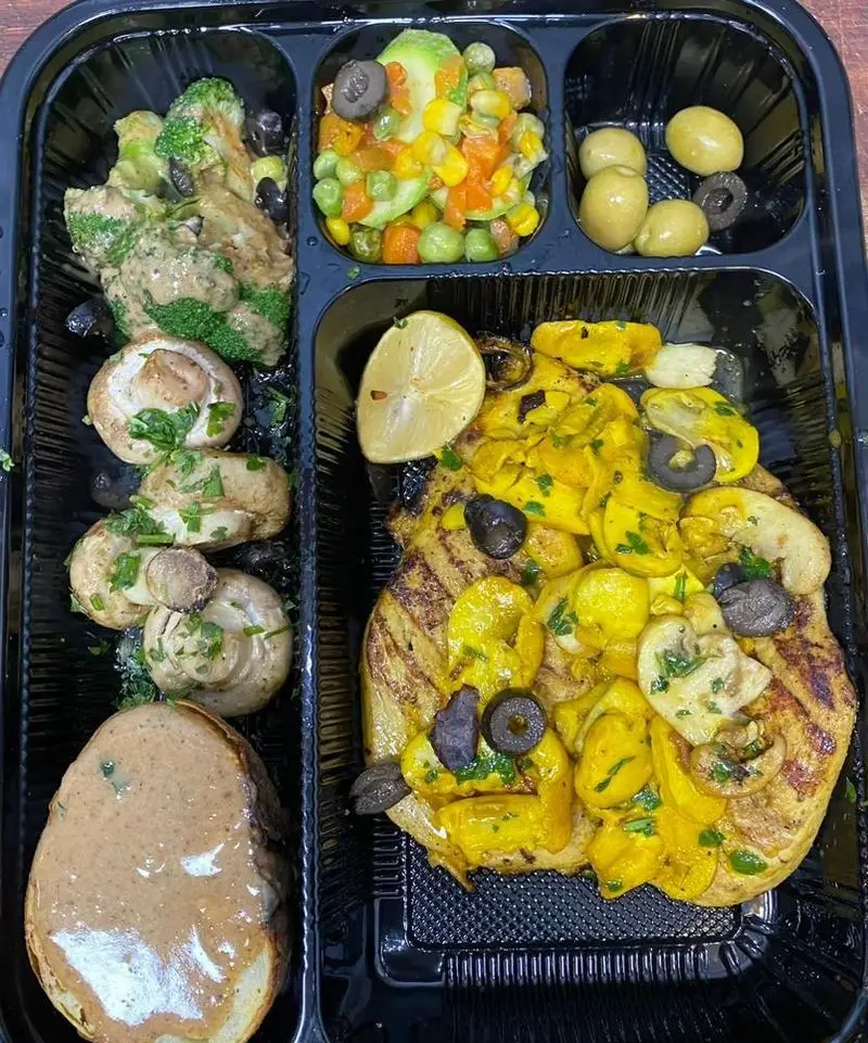 غذای رژیمی رستوران برکت: سینه مرغ گریل با قارچ و زیتون، بروکلی، میکس سبزیجات و سیب زمینی تنوری با سس. سالم و مقوی.