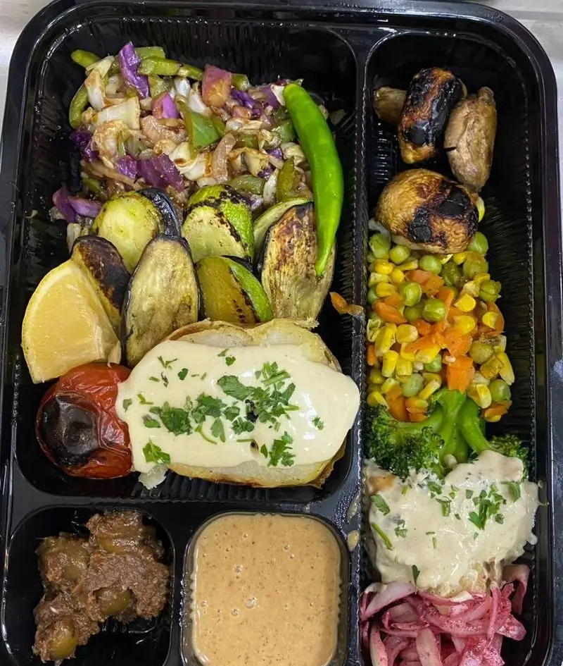 وعده غذای رژیمی کترینگ رستوران برکت: شامل پروتئین، سبزیجات گریل، سیب زمینی تنوری، خوراک و سس‌های سالم. غذای ایرانی و فرنگی.