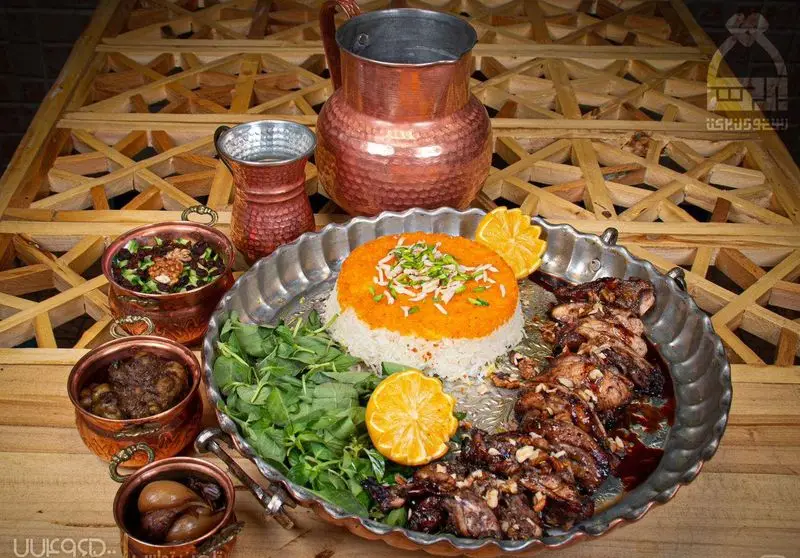 سینی زیبای غذای ایرانی رستوران برکت با پلو زعفرانی تزئین شده، کباب‌های خوشمزه، سبزی خوردن و ظروف مسی سنتی.