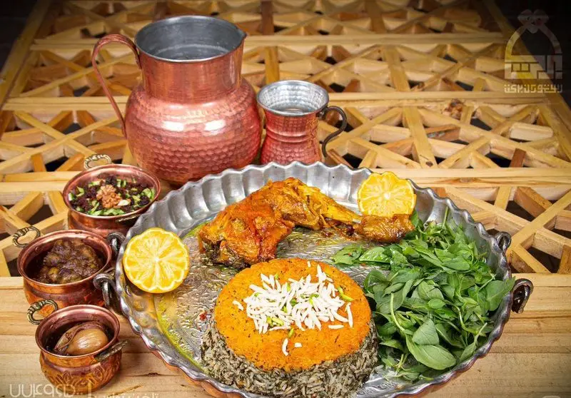 غذای اصیل ایرانی رستوران برکت: چلوگوشت و باقالی پلو با گوشت یا مرغ، همراه سبزی تازه و مخلفات در ظروف مسی سنتی و زیبا.