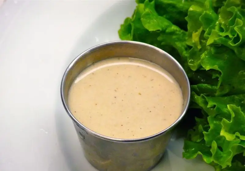 سس سالاد کرمی و برگ‌های کاهوی تازه در رستوران برکت، انتخابی عالی برای وعده‌های رژیمی و سالم. طعمی دلپذیر در غذای فرنگی.