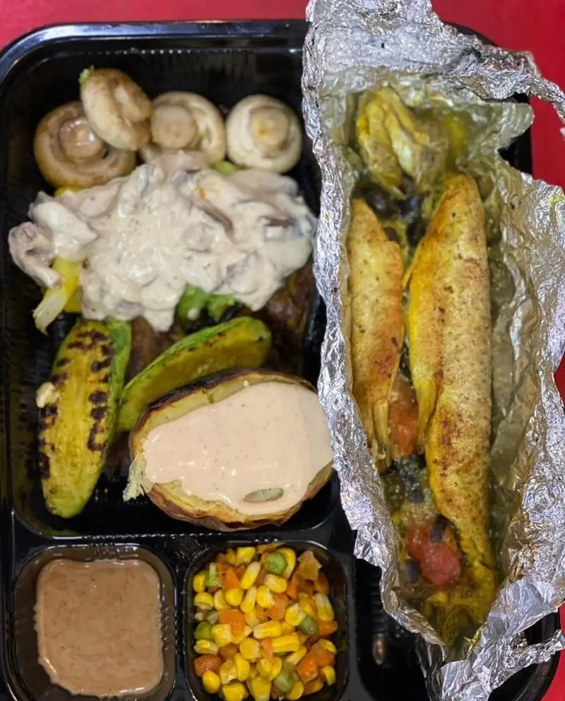 وعده غذایی رژیمی و سالم از رستوران برکت: ماهی تنوری با سبزیجات گریل، سیب زمینی و سس قارچ. انتخابی عالی برای رژیم غذایی شما.