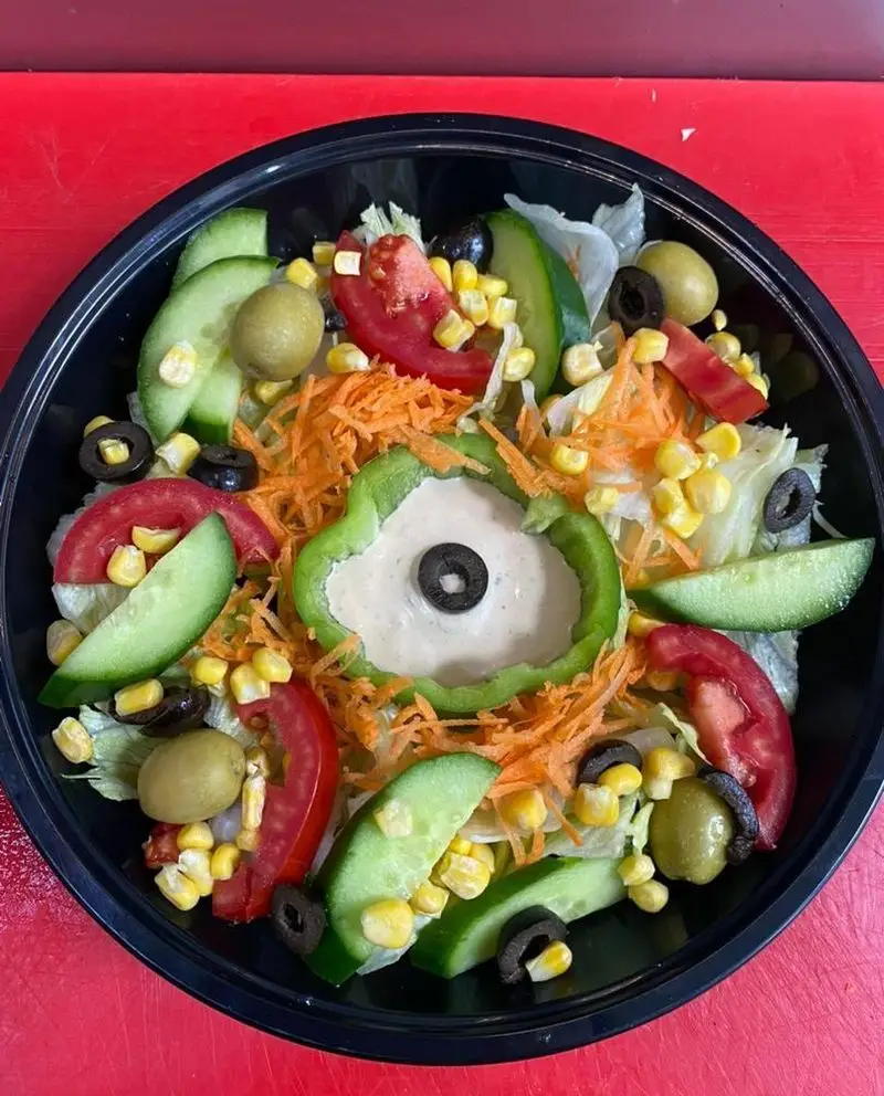 سالاد تازه و رژیمی رستوران برکت، ترکیبی از کاهو، خیار، گوجه، هویج، ذرت، زیتون و سس مخصوص، گزینه‌ای عالی برای یک غذای سالم و فرنگی