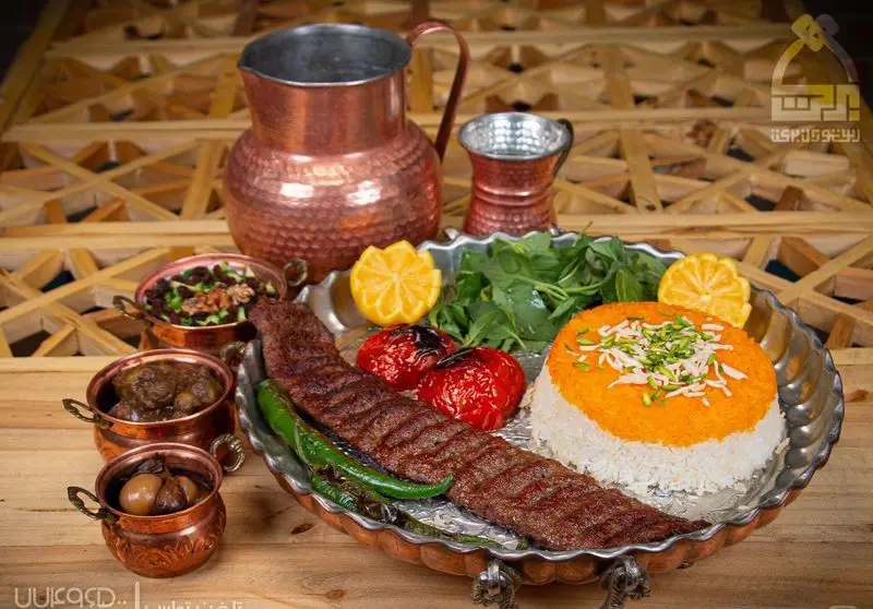 چلوکباب کوبیده لذیذ با برنج زعفرانی، گوجه و فلفل کبابی در رستوران برکت. شامل دیزی و سیرترشی در ظروف مسی زیبا.