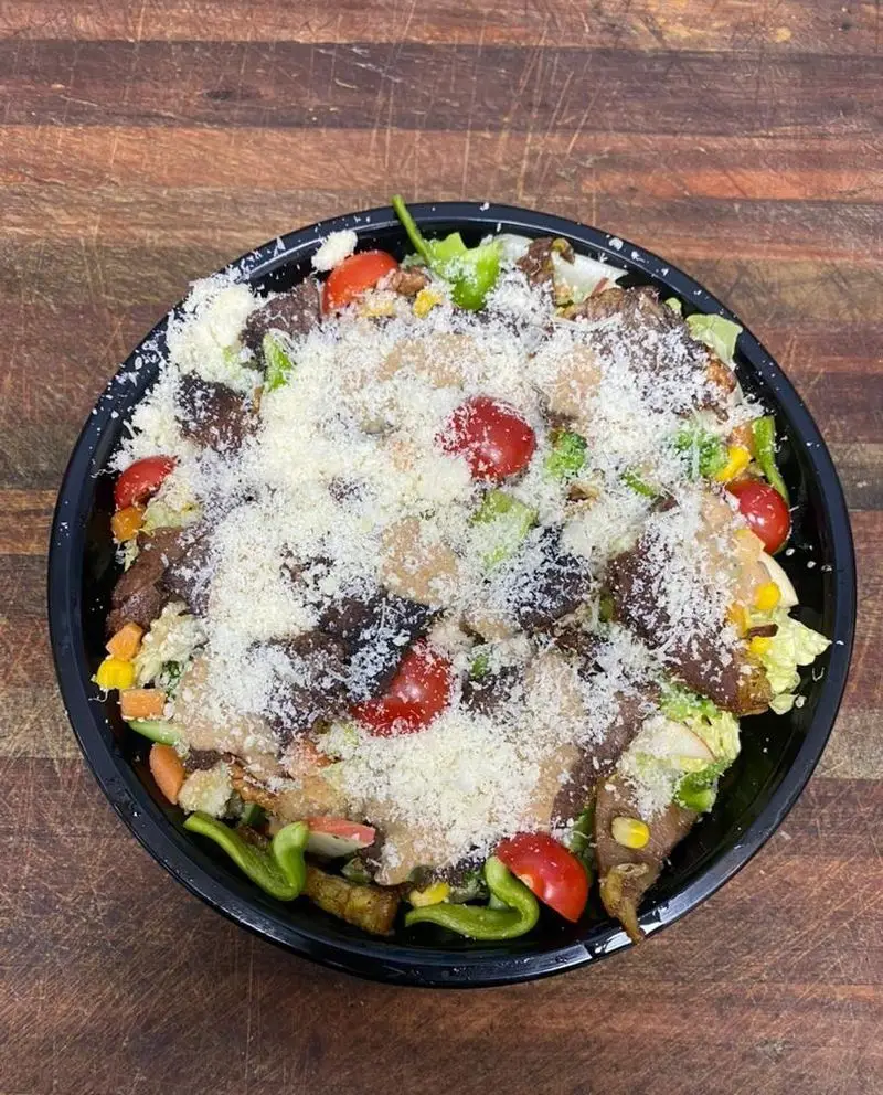 سالاد رژیمی فرنگی رستوران برکت: ترکیبی لذیذ از استیک، سبزیجات تازه، گوجه گیلاسی و پنیر رنده شده برای یک وعده سالم.