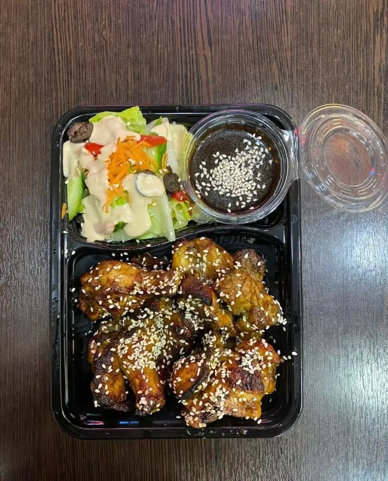 بسته غذای بیرون بر رستوران برکت شامل بال مرغ کنجدی گریل شده، سالاد تازه با سس کرمی و سس کنجد. مناسب غذای رژیمی و فرنگی.