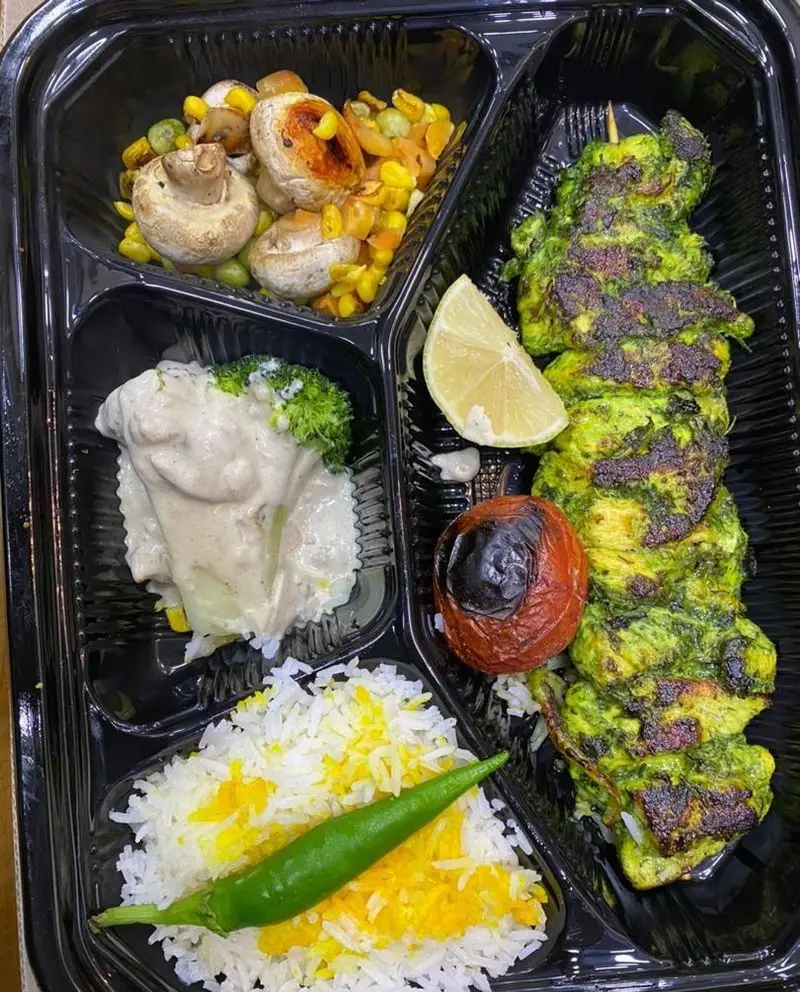 غذای رژیمی رستوران برکت: جوجه کباب سبز، برنج زعفرانی، بروکلی و قارچ. انتخابی سالم و بهترین غذای ایرانی و فرنگی رژیمی.