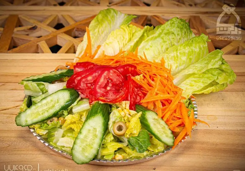 سالاد تازه و رژیمی رستوران برکت شامل کاهو، گوجه فرنگی، هویج و خیار؛ گزینه‌ای سالم و خوشمزه برای غذای رژیمی یا پیش‌غذا.