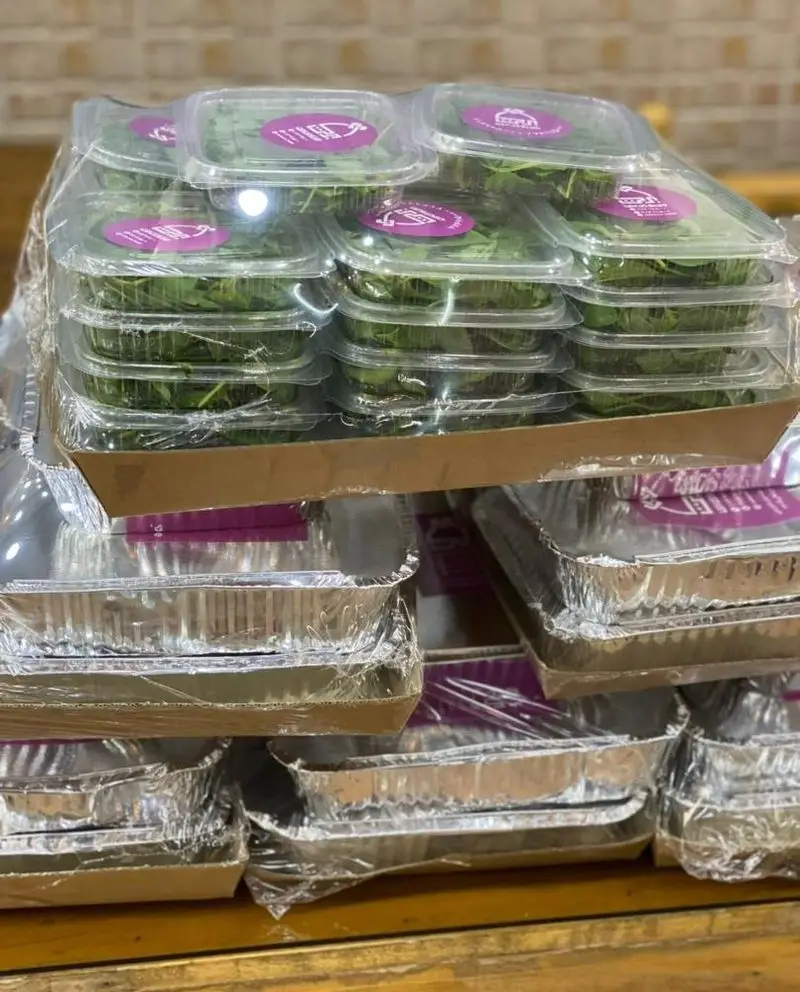 سفارشات آماده کترینگ رستوران برکت: صبحانه، غذاهای رژیمی، ایرانی و فرنگی در ظروف و سبزیجات بسته‌بندی.