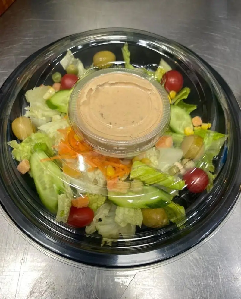 سالاد تازه و رژیمی رستوران برکت در ظرف شفاف یکبار مصرف، شامل کاهو، خیار، گوجه، هویج و سس مخصوص، مناسب غذای سالم و آماده.