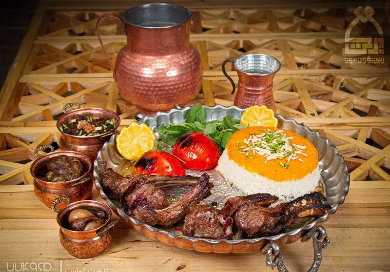 غذای سنتی و لذیذ ایرانی در رستوران برکت: سینی شیشلیک، برنج زعفرانی با ته دیگ و مخلفات، سرو شده در ظروف مسی زیبا.