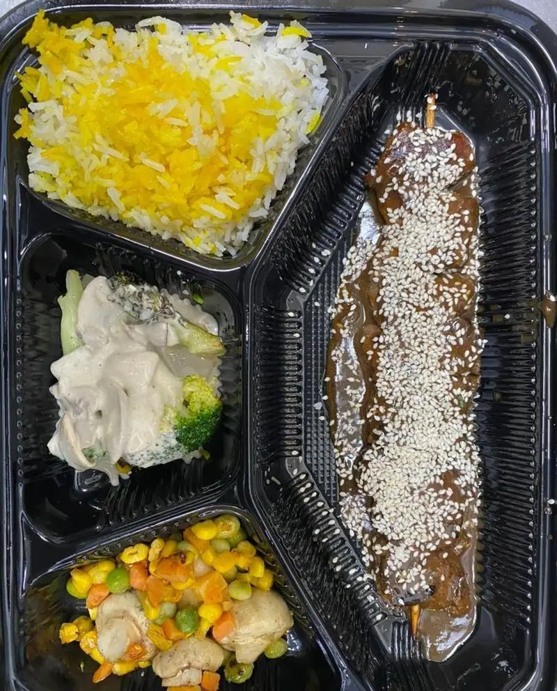 تصویر غذای بیرون بر رژیمی از رستوران برکت: کباب فرنگی با کنجد و سس، برنج زعفرانی، بروکلی و سبزیجات مخلوط. غذای سالم ایرانی فرنگی.