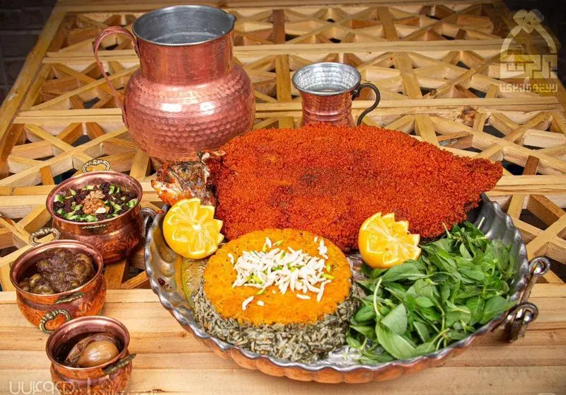 سفره‌ای مجلل از غذای اصیل ایرانی در رستوران برکت: ماهی سرخ‌کرده، سبزی پلو با ته چین، مخلفات متنوع و نوشیدنی.