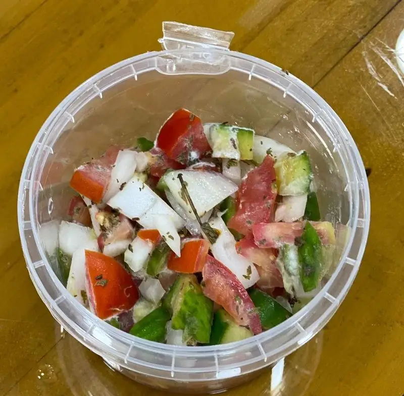 سالاد تازه رژیمی مخصوص رستوران برکت، حاوی تکه‌های گوجه، خیار و پیاز با سس مخصوص، انتخابی ایده‌آل برای غذای سالم.