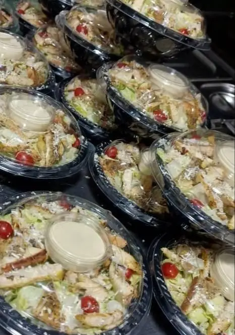 بسته‌بندی‌های سالاد سزار فرنگی رژیمی رستوران برکت حاوی مرغ گریل، کاهو، گوجه و سس، ایده‌آل برای غذای سالم