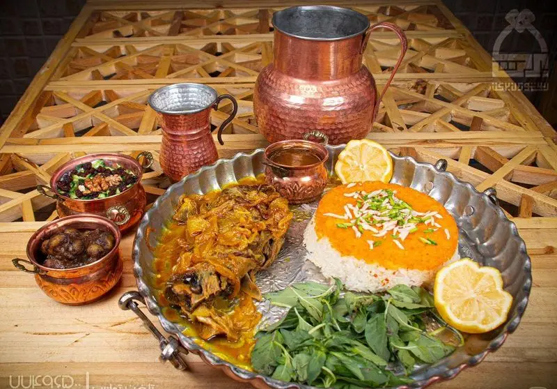 سینی زیبای غذای ایرانی رستوران برکت با خوراک ماهی، پلو زعفرانی، سبزی تازه و چاشنی‌ها در ظروف مسی برای تجربه‌ای بی‌نظیر.