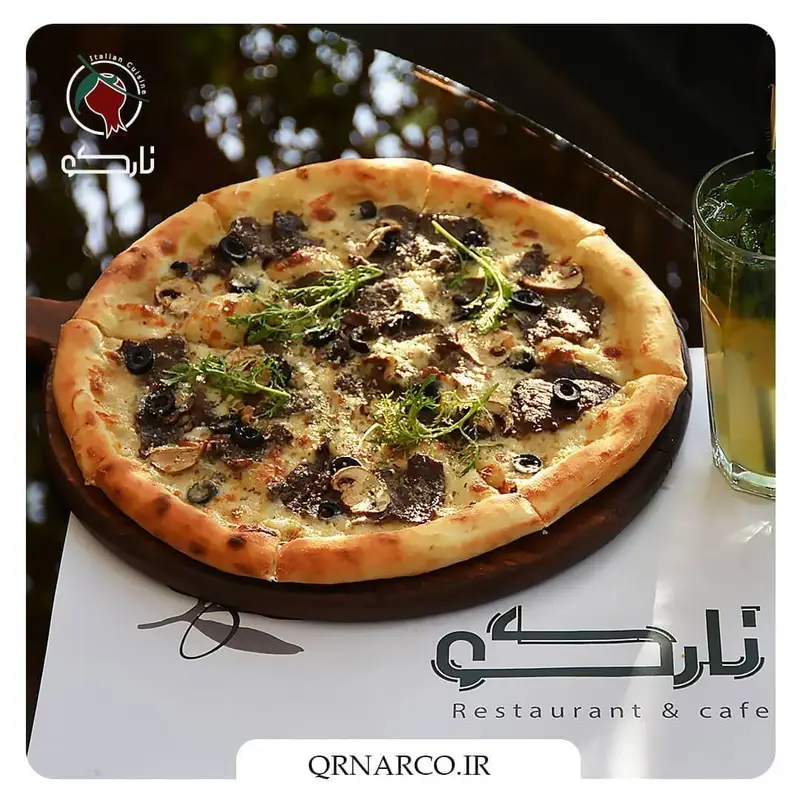 پیتزای لذیذ با قارچ و زیتون در کافه رستوران نارکو، بهترین انتخاب برای تجربه طعم اصیل ایتالیایی و لحظات شاد.
