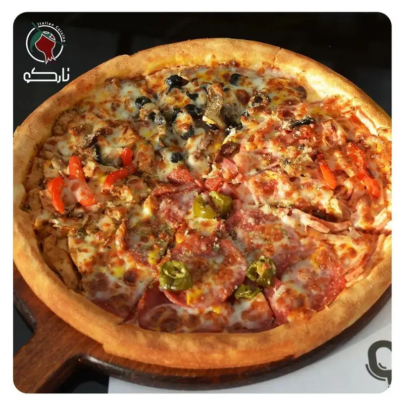 پیتزا چهار فصل خوشمزه کافه رستوران نارکو با طعم‌های متنوع پپرونی، مرغ و قارچ، سبزیجات و ژامبون، مناسب برای شام و دورهمی.