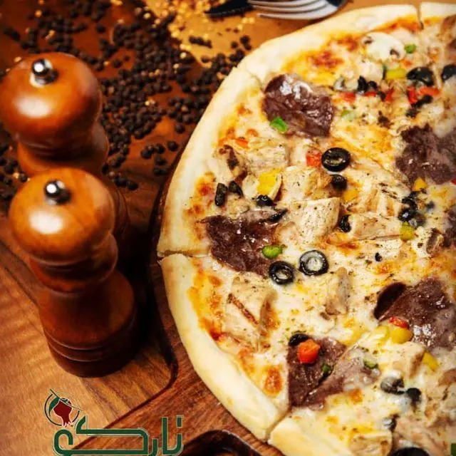 پیتزای مخلوط کافه رستوران نارکو شامل مرغ گریل، گوشت، زیتون و فلفل دلمه‌ای، نمادی از طعم‌های دلپذیر ایتالیایی.