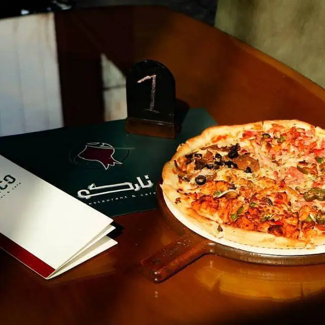 پیتزای متنوع و چندبخشی در کافه رستوران نارکو، به همراه منو و شماره میز یک؛ بهترین انتخاب برای لذت بردن از طعم‌های دلپذیر