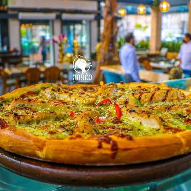 پیتزای سینه مرغ گریل شده با سس پستو و فلفل قرمز در کافه رستوران نارکو، تجربه‌ای لذت‌بخش در فضایی آرام و شیک.