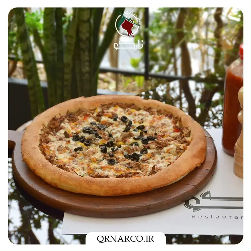 پیتزای گوشت و زیتون خوشمزه کافه رستوران نارکو، بهترین غذای ایتالیایی برای ناهار یا شام در محیطی دلنشین.