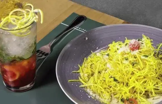 پاستای لذیذ زرد رنگ با گوجه گیلاسی و پنیر در کنار نوشیدنی خنک لیمویی کافه رستوران نارکو، تجربه‌ای تازه و خاص.