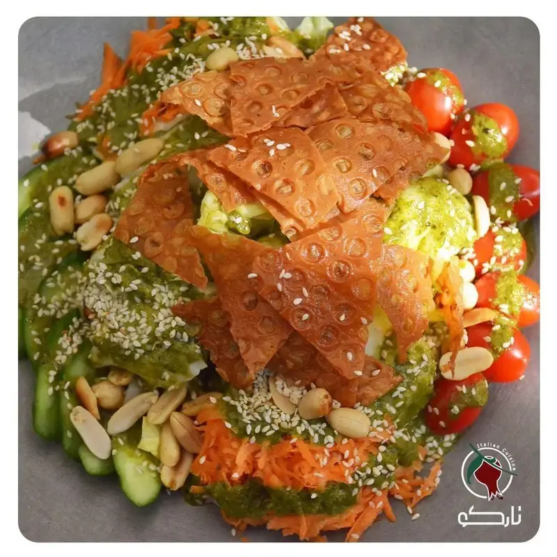 سالاد ویژه رستوران ایتالیایی نارکو: ترکیبی جذاب از خیار، گوجه، هویج رنده شده، بادام زمینی، سس سبز و چیپس ترد دانه‌دار.