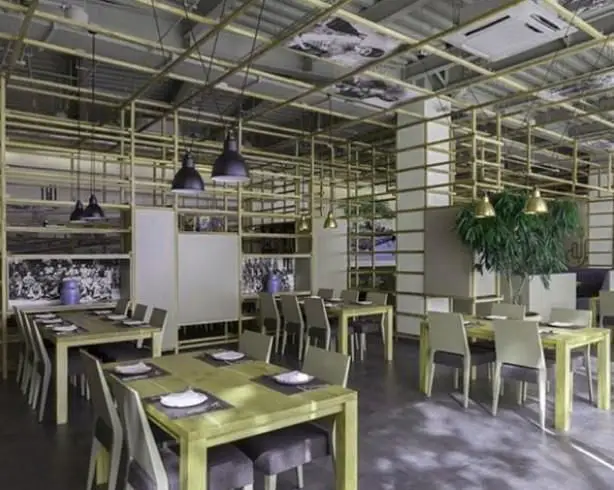 تصویری از فضای داخلی کافی شاپ محفل با دکوراسیون مدرن، میز و صندلی‌های شیک و نورپردازی زیبا. محیطی آرام و دلنشین برای صرف قهوه و نوشیدنی.