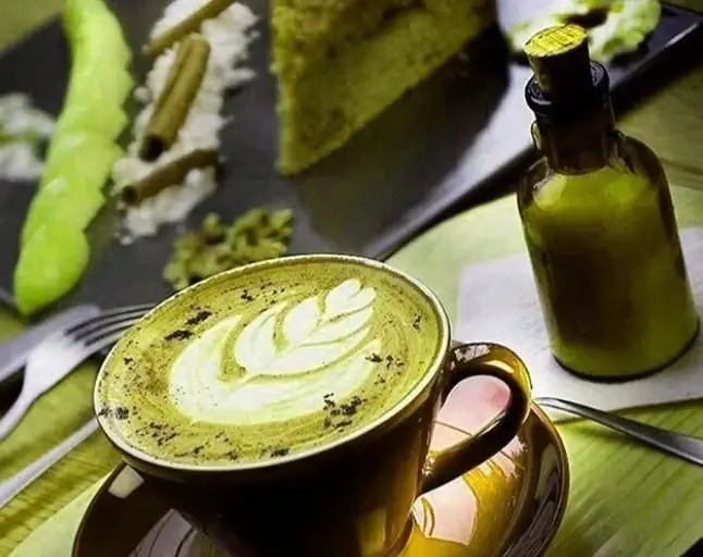 لاته ماچا با لاته آرت زیبا، دسر سبز خوشمزه و نوشیدنی ویژه در کافی شاپ محفل. تجربه‌ای دلنشین از طعم‌های خاص و کیفیت بالا.