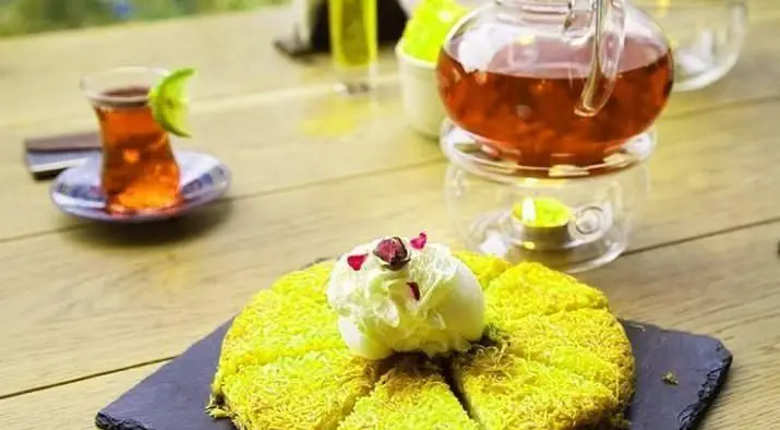 دسر کنافه با بستنی و چای قرمز داغ در کافی شاپ محفل؛ تجربه ای شیرین و دلنشین از طعم های اصیل و فضایی آرامش بخش.