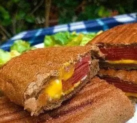 ساندویچ تست پنیر و کالباس خوشمزه و پرملات کافه رستوران مازو، گزینه‌ای عالی برای ناهار یا میان‌وعده دلچسب.