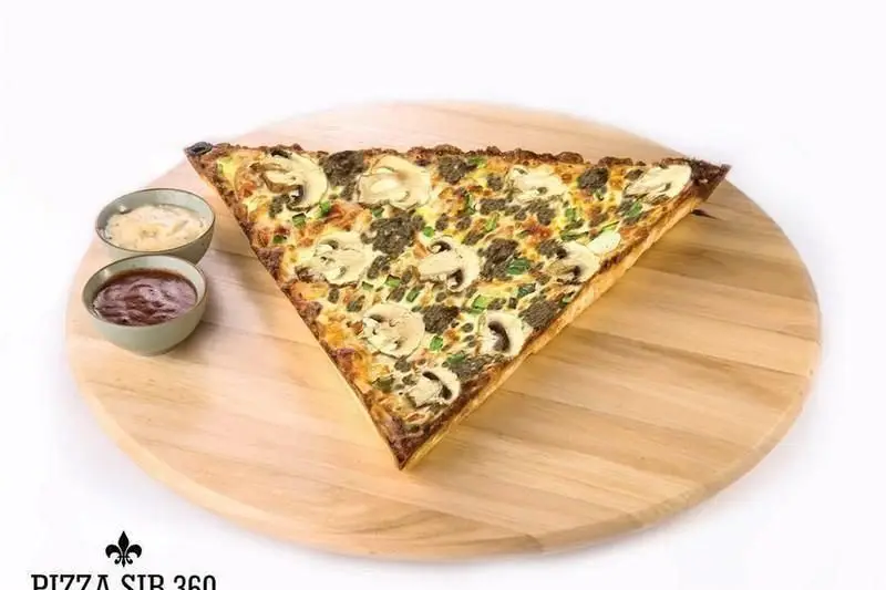 پیتزا سه گوش خاص سیب 360 با قارچ، سبزیجات و تاپینگ مخصوص، روی سینی چوبی، همراه با دو سس کنار آن، ایده‌آل برای سفارش.