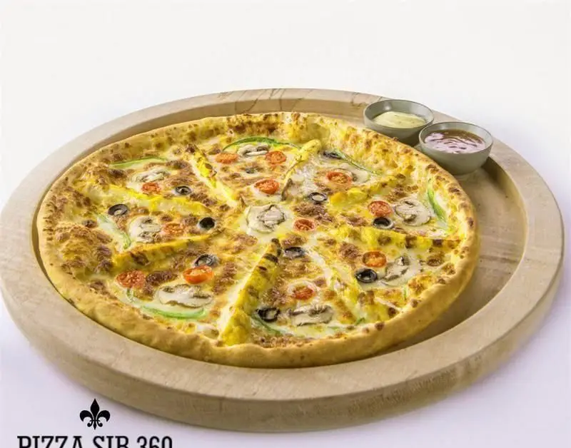 پیتزای سبزیجات داغ و لذیذ پیتزایی سیب360 با قارچ، زیتون، گوجه و فلفل دلمه، روی سینی چوبی با دو سس مخصوص.