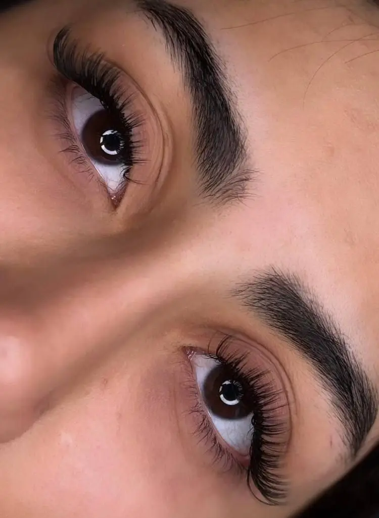 چشمان زیبا با مژههای پرپشت و بلند، خدمات تخصصی اکستنشن، لیفت، لمینت مژه و اصلاح ابرو در سالن زیبایی نینوش.