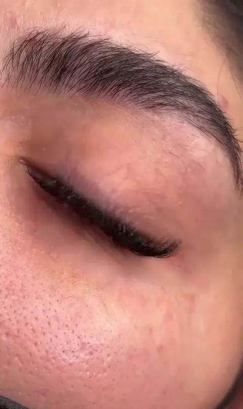 خدمات تخصصی مژه و ابرو در سالن زیبایی نینوش: اکستنشن مژه و لیفت ابرو برای چشمانی گیرا و جذاب. زیبایی طبیعی شما.