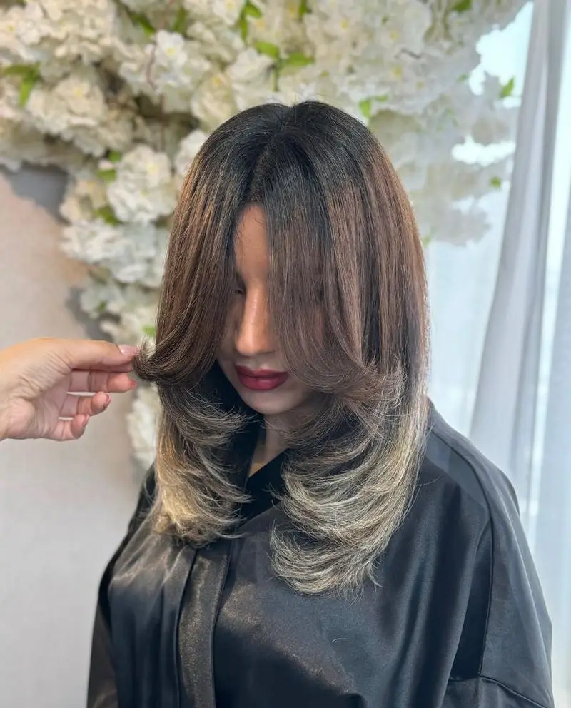 کوتاهی موی لایه ای بلند و زیبا با رنگ بالیاژ قهوه ای و بلوند جدید در سالن زیبایی نینوش. مدل موی ترند با هایلایت.