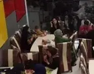 مشتریان در حال لذت بردن از غذا و فضای دلنشین در فست فود و پیتزا بریکا، مکانی ایده آل برای دورهمی‌های دوستانه و خانوادگی.