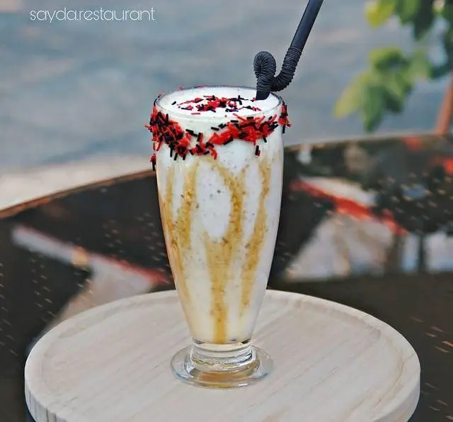 شیک تابستانی جذاب با سس کارامل و خامه، ایده‌آل برای روزهای گرم در باغ رستوران سایدا شهران. لذت طعم‌های خاص.