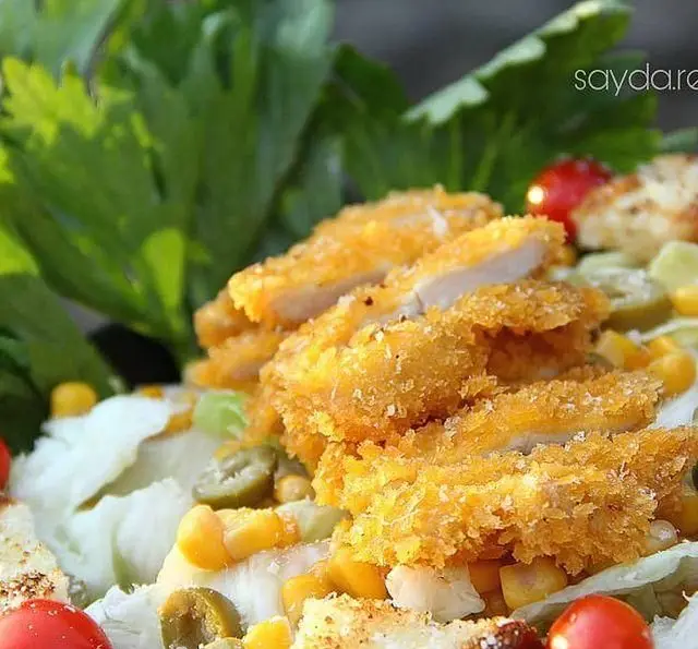 سالاد مرغ سوخاری لذیذ باغ رستوران سایدا شهران با تکه‌های مرغ کریسپی، کاهو تازه، ذرت، زیتون و گوجه گیلاسی. انتخابی عالی!