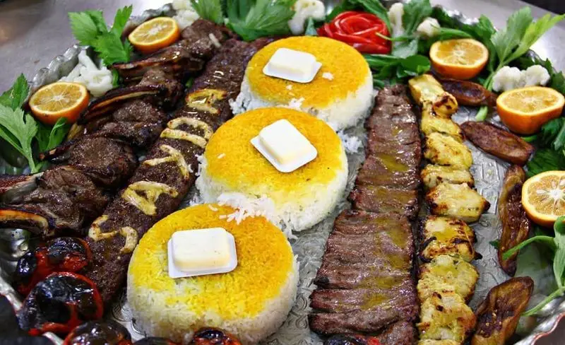 سینی مجلل انواع چلو کباب (کوبیده، برگ، جوجه) با برنج زعفرانی، کره، گوجه کبابی و سبزیجات در باغ رستوران سایدا شهران