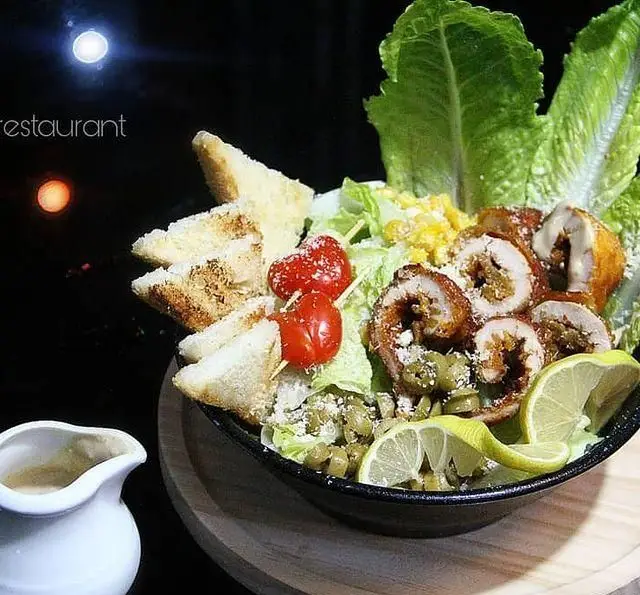 سالاد سزار لذیذ با مرغ سوخاری، کاهو تازه و نان تست در باغ رستوران سایدا شهران. انتخابی عالی برای ناهار یا شام.