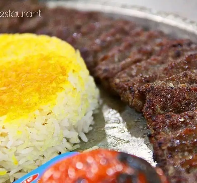 عکس چلوکباب کوبیده خوشمزه با برنج زعفرانی در باغ رستوران سایدا شهران. غذای اصیل ایرانی برای تجربه ای لذت بخش.