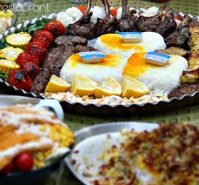 سینی بزرگ کباب و چلوکباب اصیل ایرانی در باغ رستوران سایدا شهران. شامل کباب شاندیز، کوبیده، گوجه، ذرت و پلو زعفرانی با کره.
