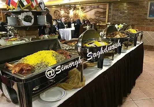 تصویری از بوفه غذای مجلل و متنوع رستوران و خدمات مجالس سیمرغ، با انواع پلو و خوراک‌های اصیل ایرانی برای پذیرایی.