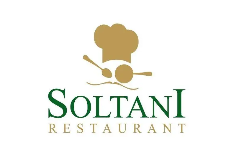 لوگوی رسمی رستوران سلطانی به رنگ سبز و طلایی، شامل کلاه سرآشپز، قاشق، تابه و سبیل، مناسب برای کبابی سلطانی شعبه 1.