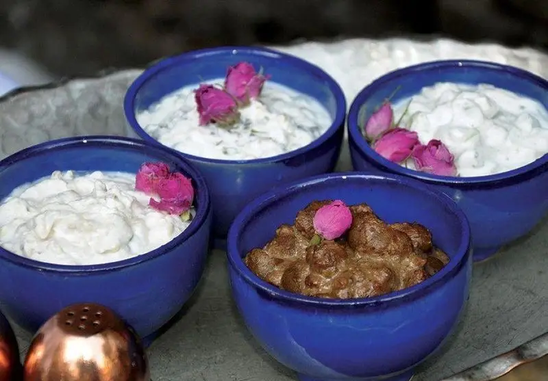 سینی از پیش‌غذاهای اصیل و محبوب ایرانی، ماست و بورانی، با تزیین گل محمدی در کبابی سلطانی شعبه 1.